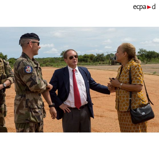 Le général de brigade Pierre Gillet, commandant la force Sangaris, s'entretient avec madame Yasmine Thiam, chef du bureau politique régional de la MINUSCA (Mission multidimensionnelle intégrée des Nations Unies pour la stabilisation en Centrafrique), dans le cadre de sa visite au détachement des casques bleus sur la BOA (base opérationnelle avancée) de Bouar.