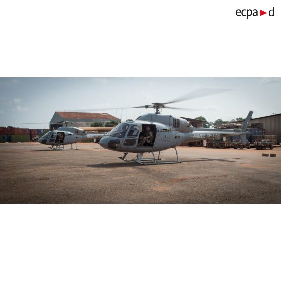 Décollage de deux hélicoptères Fennec AS-555 AN du DETFENNEC (détachement Fennec) pour une dernière mission de contrôle de zone au-dessus du secteur de Bangui.