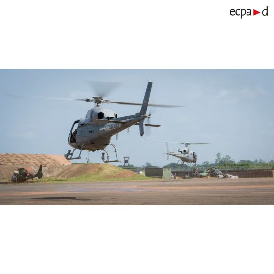 Décollage de deux hélicoptères Fennec AS-555 AN du DETFENNEC (détachement Fennec) pour une dernière mission de contrôle de zone au-dessus du secteur de Bangui.