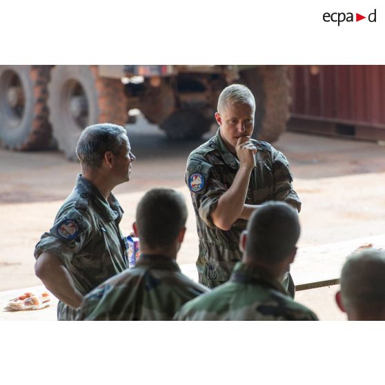 Rassemblement des éléments du DETFENNEC (détachement Fennec), en présence du général de brigade Pierre Gillet, commandant la force Sangaris, avant une dernière mission de contrôle de zone au-dessus du secteur de Bangui.