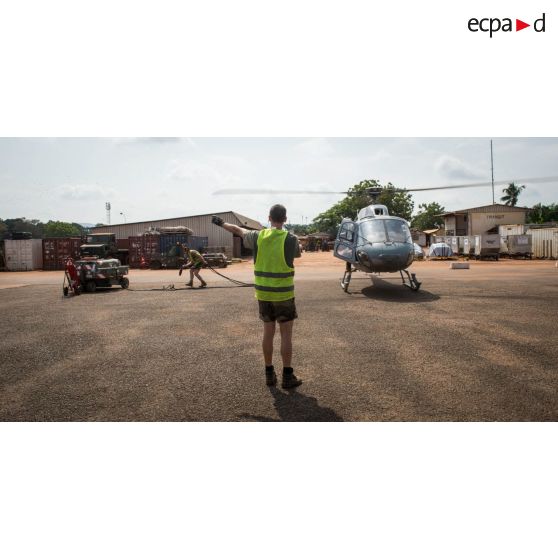 Décollage d'un hélicoptère Fennec AS-555 AN du DETFENNEC (détachement Fennec) pour une dernière mission de contrôle de zone au-dessus du secteur de Bangui.