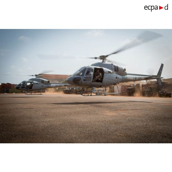 Décollage d'un hélicoptère Fennec AS-555 AN du DETFENNEC (détachement Fennec) pour une dernière mission de contrôle de zone au-dessus du secteur de Bangui.