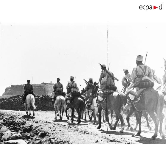 Une colonne de cavaliers du 192e GRDI se déplace sur une piste du Djebel Druze.