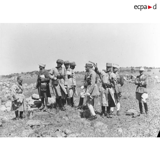 Photographie de groupe du général d'armée Weygand et de divers officiers dans le Djebel Druze.