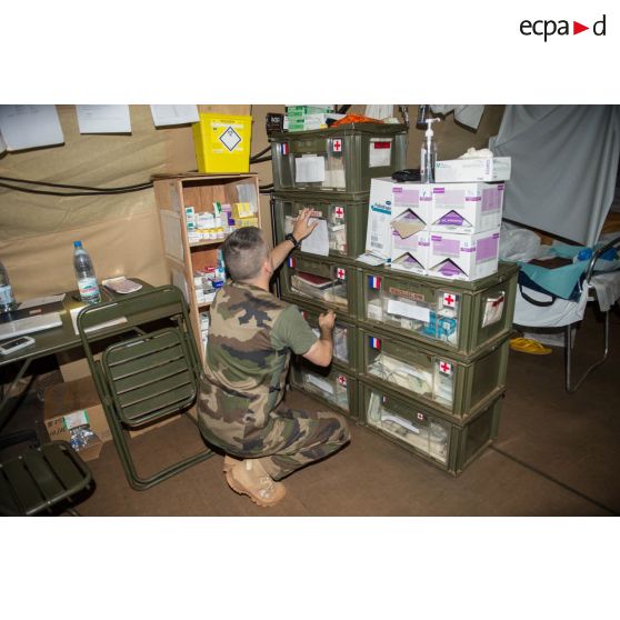 Gestion du stock de la pharmacie centrale des armées par un élément de l'UDPS (unité de distribution des produits sanitaires), organe rattaché au SSA (Service de santé des armées), au camp M'Poko de Bangui.