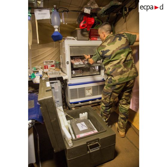 Gestion du stock de la pharmacie centrale des armées par un élément de l'UDPS (unité de distribution des produits sanitaires), organe rattaché au SSA (Service de santé des armées), au camp M'Poko de Bangui.