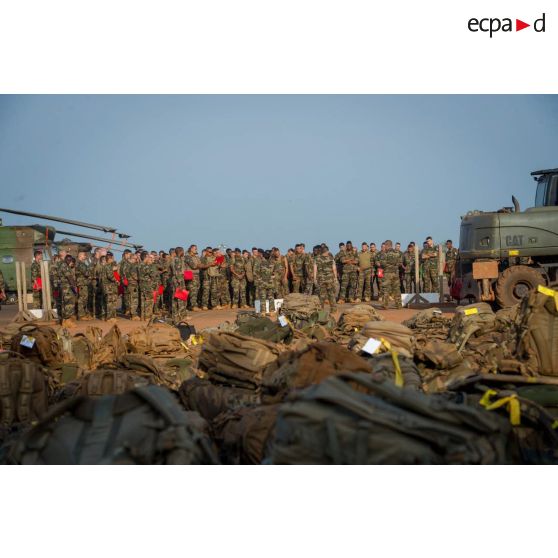 Rassemblement des tirailleurs de la compagnie rouge du 1er RT du GTIA (groupement tactique interarmes) Turco au camp M'Poko de Bangui, dans le cadre de leur départ du théâtre d'opérations par VAM (voie aérienne militaire).