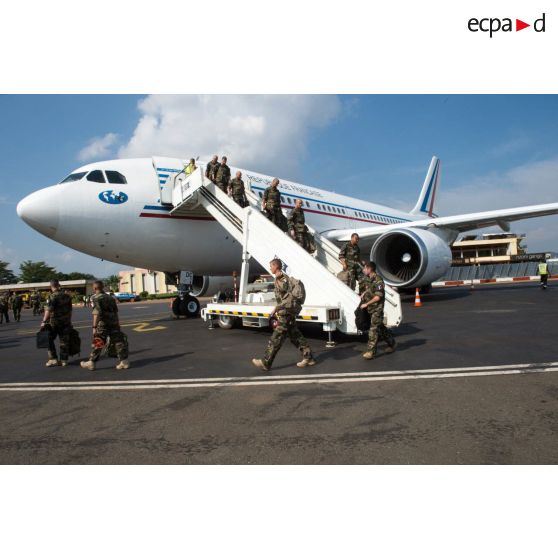 Arrivée à l'aéroport de Bangui des légionnaires du 1er REC du GTIA (groupement tactique interarmes) Centurion, accompagnés des EOT (éléments organiques de théâtre), depuis un Airbus A310-300 dans le cadre de la relève des troupes du GTIA Turco.