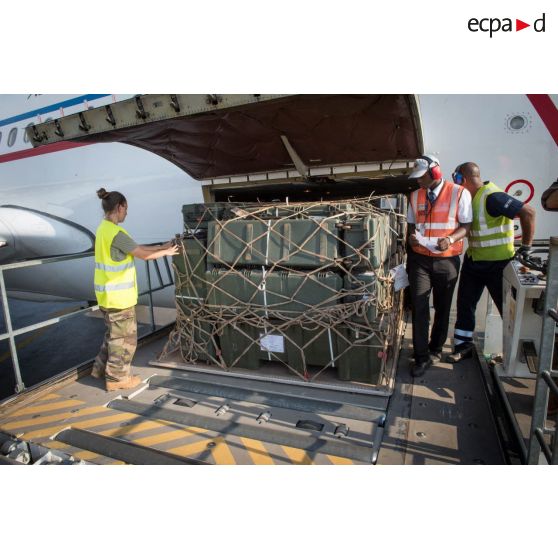 Chargement du matériel des tirailleurs de la compagnie rouge du 1er RT du GTIA (groupement tactique interarmes) Turco à bord d'un Airbus A310-300 stationnant sur la piste de l'aéroport de Bangui, dans le cadre de leur départ du théâtre d'opérations par VAM (voie aérienne militaire).