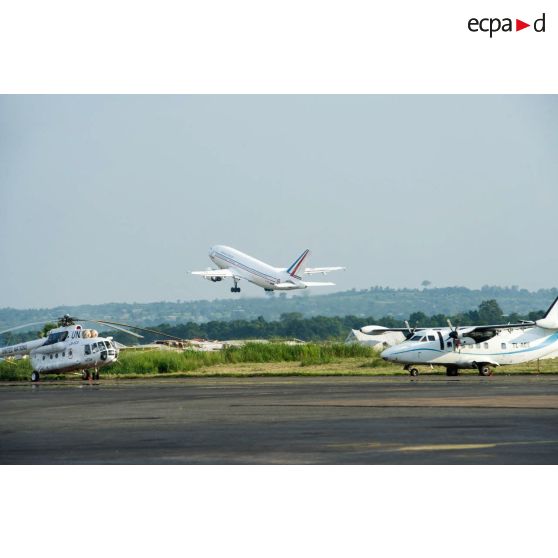 Décollage de l'Airbus A310-300 depuis l'aéroport de Bangui à destination de la France, dans le cadre du départ des tirailleurs de la compagnie rouge du 1er RT du GTIA (groupement tactique interarmes) Turco du théâtre d'opérations par VAM (voie aérienne militaire).