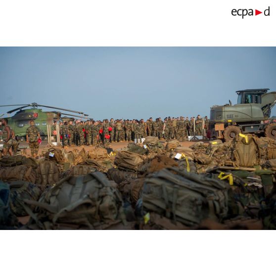 Rassemblement des tirailleurs de la compagnie rouge du 1er RT du GTIA (groupement tactique interarmes) Turco au camp M'Poko de Bangui, dans le cadre de leur départ du théâtre d'opérations par VAM (voie aérienne militaire).