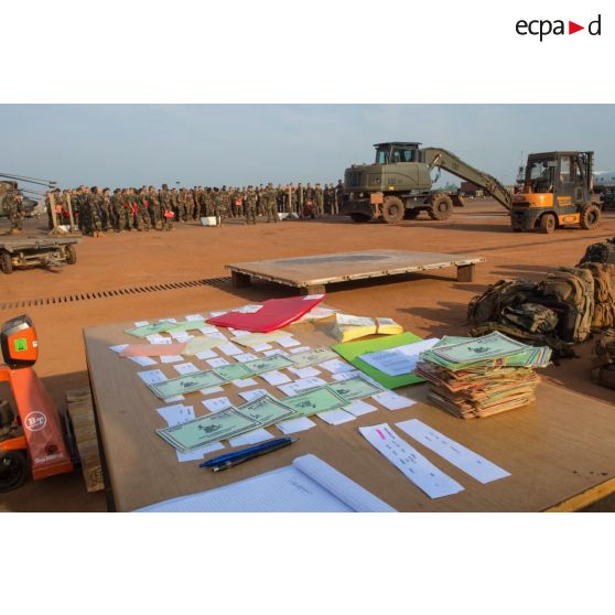 Rassemblement des tirailleurs de la compagnie rouge du 1er RT du GTIA (groupement tactique interarmes) Turco au camp M'Poko de Bangui, dans le cadre de leur départ du théâtre d'opérations par VAM (voie aérienne militaire).