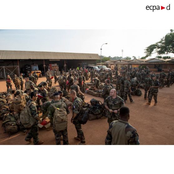 Rassemblement des tirailleurs de la compagnie rouge du 1er RT du GTIA (groupement tactique interarmes) Turco au camp M'Poko de Bangui, dans le cadre de leur départ du théâtre d'opérations par VAM (voie aérienne militaire).