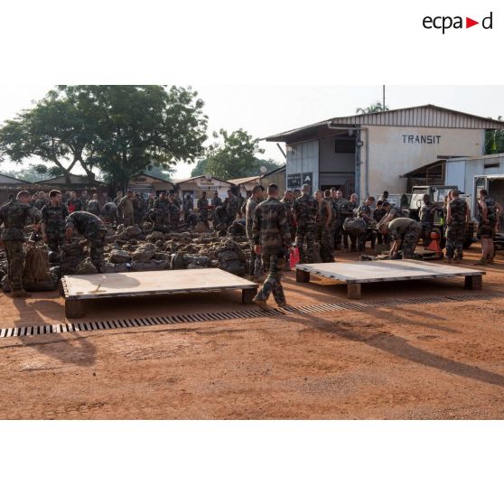 Rassemblement des tirailleurs de la compagnie rouge du 1er RT du GTIA (groupement tactique interarmes) Turco au camp M'Poko de Bangui, dans le cadre de leur départ du théâtre d'opérations par VAM (voie aérienne militaire).