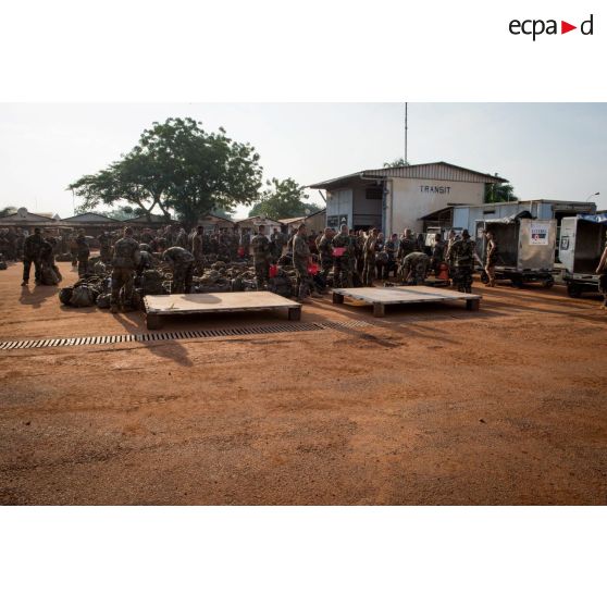 Rassemblement des tirailleurs de la compagnie rouge du 1er RT du GTIA (groupement tactique interarmes) Turco au camp M'Poko de Bangui, dans le cadre de leur départ du théâtre d'opérations par VAM (voie aérienne militaire).