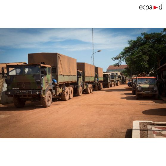 Colonne de camions TRM-10000 à la sortie du camp M'Poko de Bangui, dans le cadre d'un convoi logistique du Batlog (bataillon logistique) Taillefer à destination des BOA (bases opérationnelles avancées) de Sibut et de Bambari.