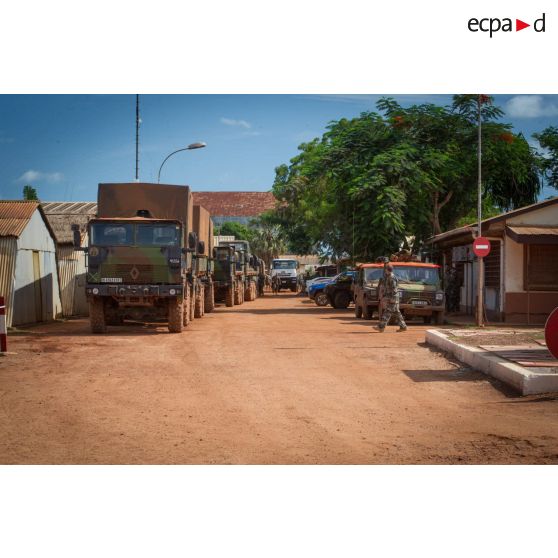 Colonne de camions TRM-10000 à la sortie du camp M'Poko de Bangui, dans le cadre d'un convoi logistique du Batlog (bataillon logistique) Taillefer à destination des BOA (bases opérationnelles avancées) de Sibut et de Bambari.