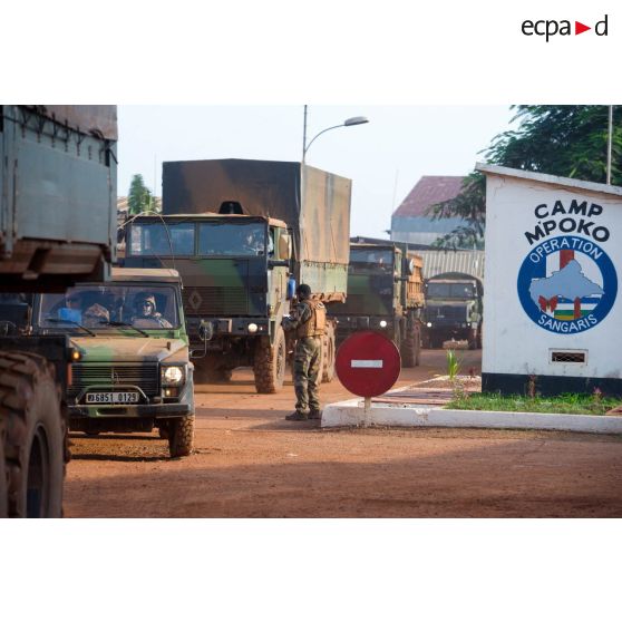 Départ d'un convoi logistique du Batlog (bataillon logistique) Taillefer du camp M'Poko de Bangui à destination des BOA (bases opérationnelles avancées) de Sibut et de Bambari.