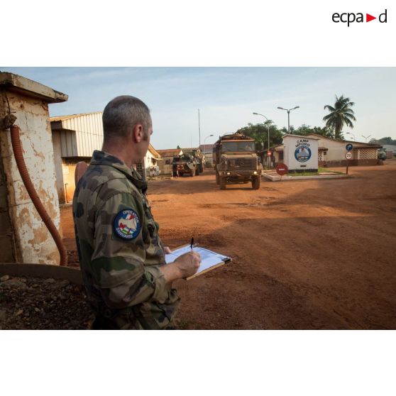 Sous l'oeil attentif d'un logisticien du Batlog (bataillon logistique) Taillefer, un camion GBC-180 quitte le camp M'Poko de Bangui dans le cadre d'un convoi à destination des BOA (bases opérationnelles avancées) de Sibut et de Bambari.