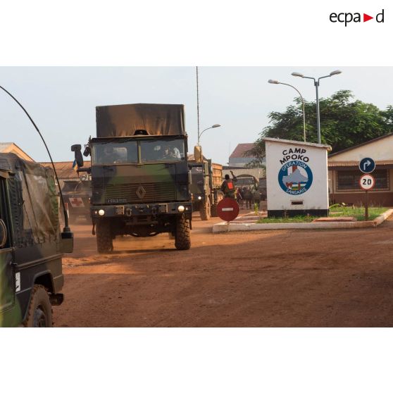 Départ d'un convoi logistique du Batlog (bataillon logistique) Taillefer du camp M'Poko de Bangui à destination des BOA (bases opérationnelles avancées) de Sibut et de Bambari.