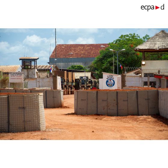 Poste de sécurité à l'entrée du camp M'Poko de Bangui, dans l'enceinte duquel stationnent les divers véhicules et camions d'un convoi logistique du Batlog (bataillon logistique) Taillefer destiné à ravitailler les BOA (bases opérationnelles avancées) de Sibut et de Bambari.