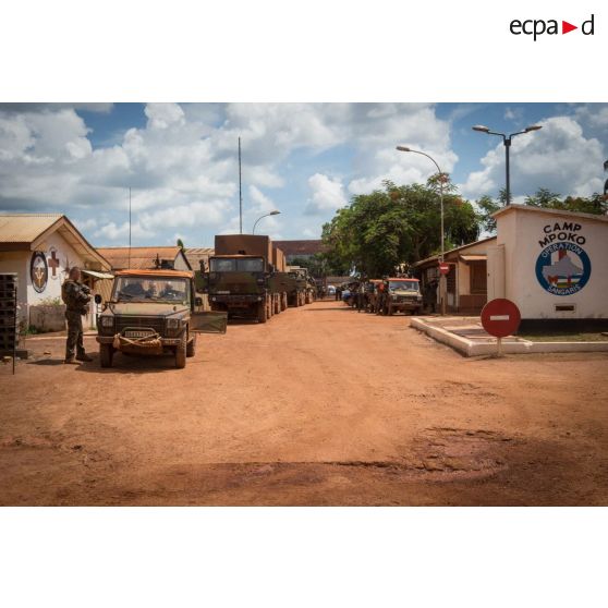 Colonne de camions TRM-10000 à la sortie du camp M'Poko de Bangui, dans le cadre d'un convoi logistique du Batlog (bataillon logistique) Taillefer à destination des BOA (bases opérationnelles avancées) de Sibut et de Bambari.