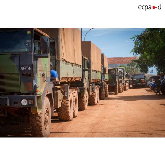 Colonne de camions TRM-10000 à la sortie du camp M'Poko de Bangui, dans le cadre d'un convoi logistique du Batlog (bataillon logistique) Taillefer à destination des BOA (bases opérationnelles avancées) de Sibut et de Bambari.