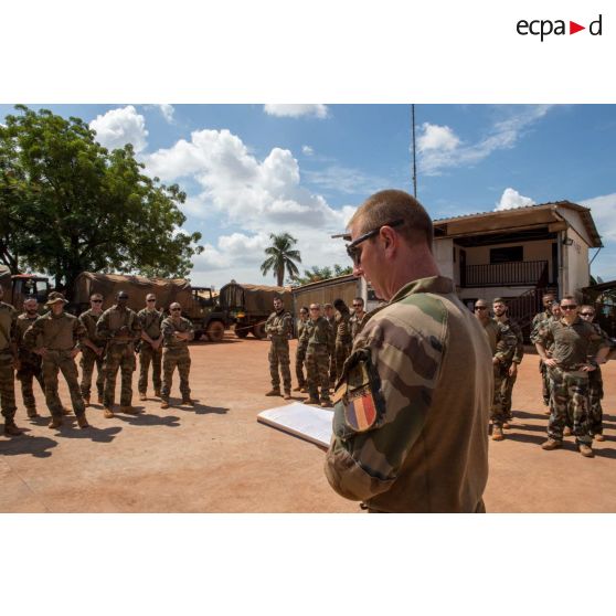 Rassemblement des logisticiens du Batlog (bataillon logistique) Taillefer sur la place d'armes du camp M'Poko de Bangui, lors d'un briefing préparatoire à un convoi à destination des BOA (bases opérationnelles avancées) de Sibut et de Bambari.