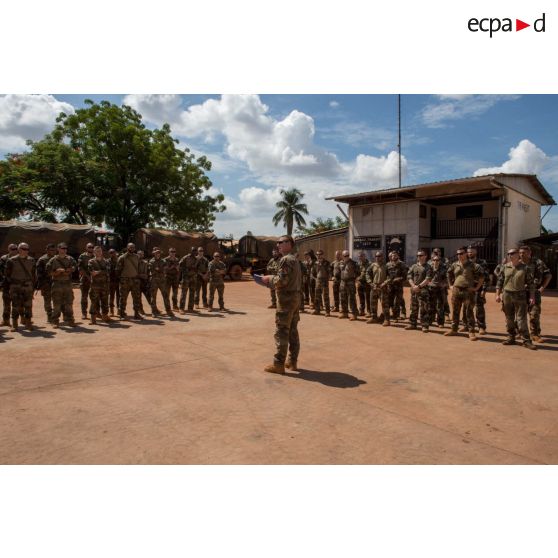 Rassemblement des logisticiens du Batlog (bataillon logistique) Taillefer sur la place d'armes du camp M'Poko de Bangui, lors d'un briefing préparatoire à un convoi à destination des BOA (bases opérationnelles avancées) de Sibut et de Bambari.