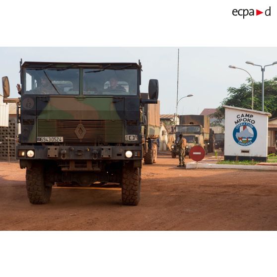 Camion TRM-10000 au départ d'un convoi logistique du Batlog (bataillon logistique) Taillefer du camp M'Poko de Bangui à destination des BOA (bases opérationnelles avancées) de Sibut et de Bambari.