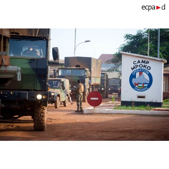 Départ d'un convoi logistique du Batlog (bataillon logistique) Taillefer du camp M'Poko de Bangui à destination des BOA (bases opérationnelles avancées) de Sibut et de Bambari.