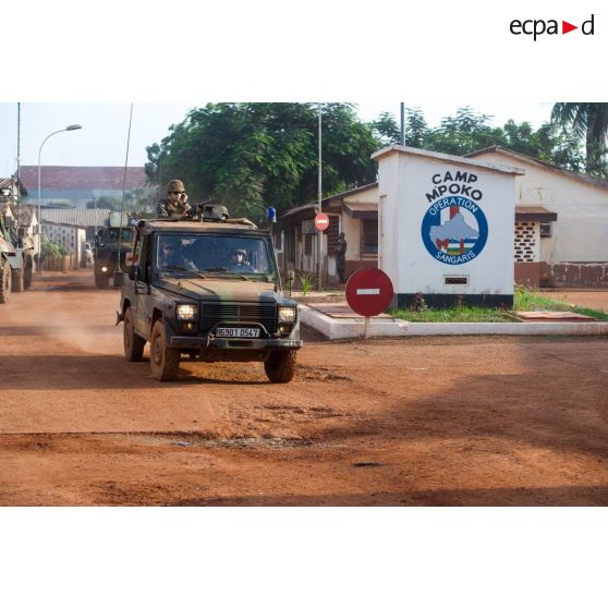 Une peugeot P4 escorte un convoi logistique du Batlog (bataillon logistique) Taillefer du camp M'Poko de Bangui à destination des BOA (bases opérationnelles avancées) de Sibut et de Bambari.