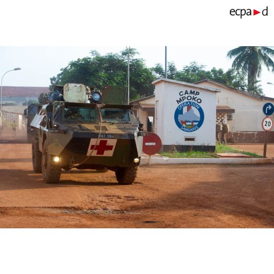 Un VAB sanitaire escorte un convoi logistique du Batlog (bataillon logistique) Taillefer du camp M'Poko de Bangui à destination des BOA (bases opérationnelles avancées) de Sibut et de Bambari.