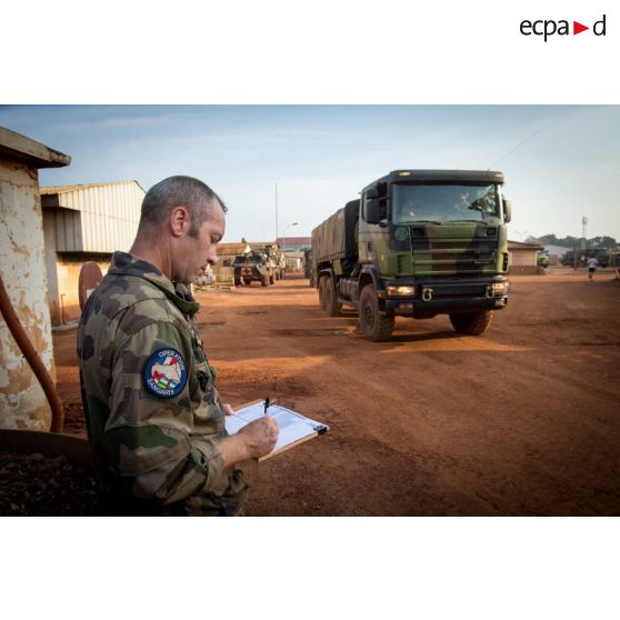 Sous l'oeil attentif d'un logisticien du Batlog (bataillon logistique) Taillefer, un camion-citerne Scania CCP10 (camion citerne polyvalent de 10 mètres cubes) quitte le camp M'Poko de Bangui dans le cadre d'un convoi à destination des BOA (bases opérationnelles avancées) de Sibut et de Bambari.