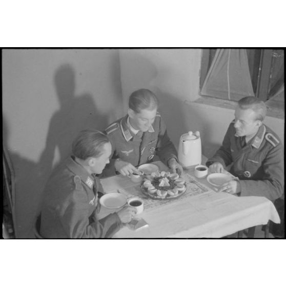 En Crète, dans le secteur de la baie de Souda, dans les quartiers réquisitionnés pour le 2e groupe du Seeaufklärungsgruppe (2./SAGr.125), un sous-officier réalise un gâteau.