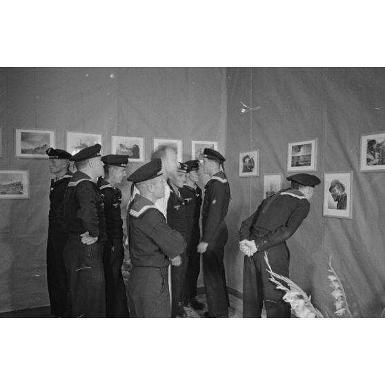 Des marins visitent l'exposition de dessins des peintres de guerre   (Kriegsmaler) Lothar-Günther Buchheim et Richard Schreiber.