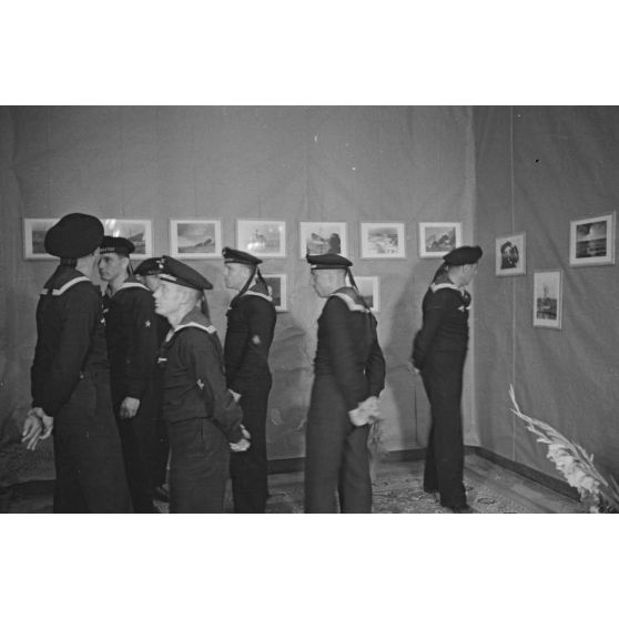 Des marins visitent l'exposition de dessins des peintres de guerre   (Kriegsmaler) Lothar-Günther Buchheim et Richard Schreiber.