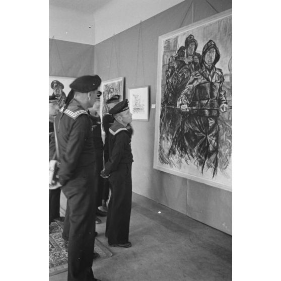 Des marins visitent l'exposition de dessins des peintres de guerre   (Kriegsmaler) Lothar-Günther Buchheim et Richard Schreiber.