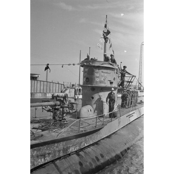 Le sous-marin U-69 dans le port de Saint-Nazaire, des fanions de victoires sont visibles, l'insigne du sous-marin également (une vache qui rit).