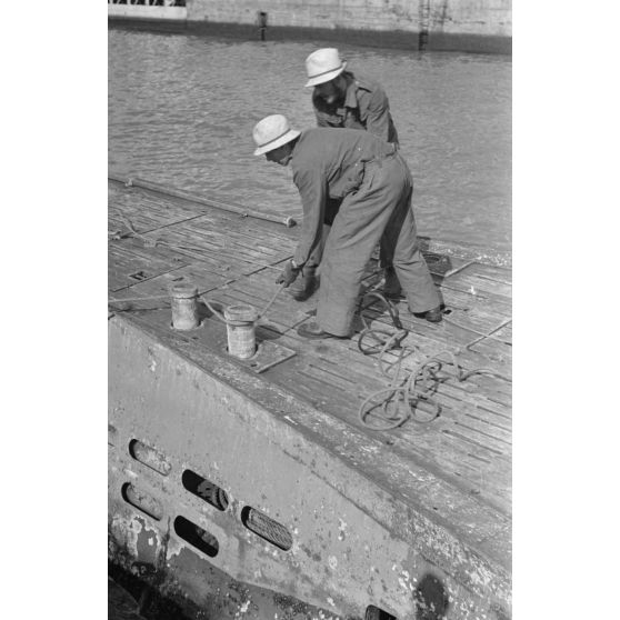 Des membres de l'équipage du sous-marin U-69 lors du retour de navire au port de Saint-Nazaire, coiffés du fameux panama, devenu leur signe de reconnaissance .