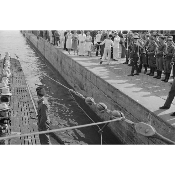 De retour au port de Saint-Nazaire suite à la 3e croisière, une partie de l'équipage pose sur le pont du U-boot coiffée du fameux panama, devenu un signe de reconnaissance des sous-mariniers du U-69.