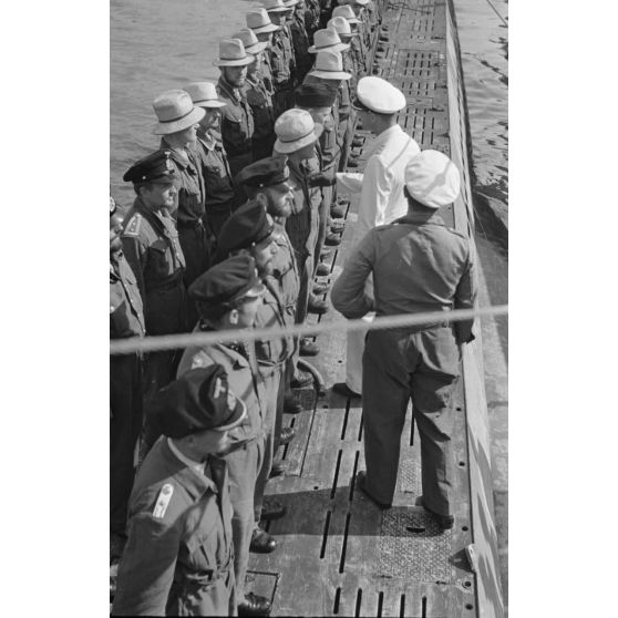 Le capitaine de corvette (Korvettenkapitän) Herbert Sohler, représentant de la 7.Unterseebootflottille, passe en revue l'équipage du sous-marin U-69 du Kapitänleutnant Jost Metzler.