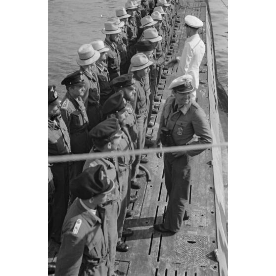 Le capitaine de corvette (Korvettenkapitän) Herbert Sohler, représentant de la 7.Unterseebootflottille, passe en revue l'équipage du sous-marin U-69 du Kapitänleutnant Jost Metzler.