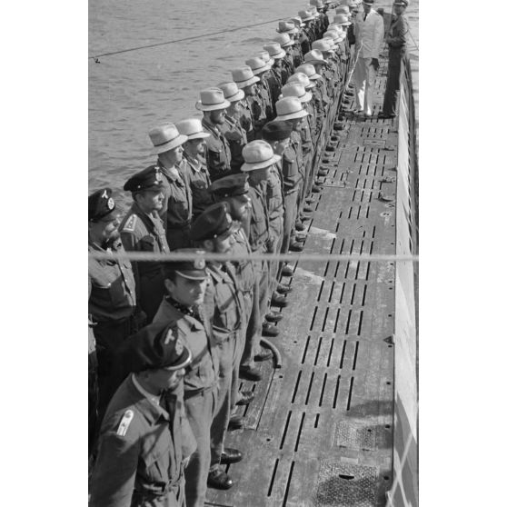 Le capitaine de corvette (Korvettenkapitän) Herbert Sohler, représentant de la 7.Unterseebootflottille, passe en revue l'équipage du sous-marin U-69 du Kapitänleutnant Jost Metzler.