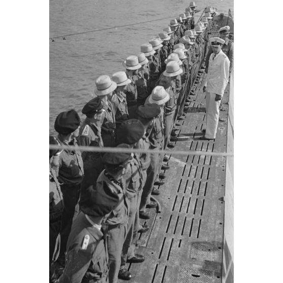 Le capitaine de corvette (Korvettenkapitän) Herbert Sohler, représentant de la 7.Unterseebootflottille, passe en revue l'équipage du sous-marin U-69 du Kapitänleutnant Jost Metzler.