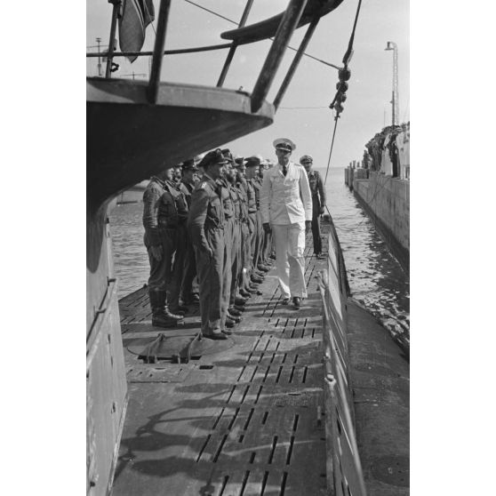 Le capitaine de corvette (Korvettenkapitän) Herbert Sohler, représentant de la 7.Unterseebootflottille, passe en revue l'équipage du sous-marin U-69 du Kapitänleutnant Jost Metzler.