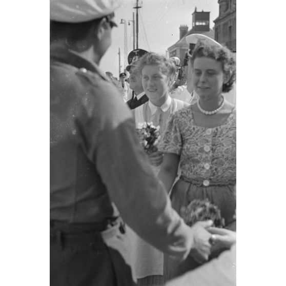 Des jeunes femmes viennent saluer le Kapitänleutnant Jost Metzler de retour à Saint-Nazaire suite à sa 3e croisière à bord du sous-marin U-69.