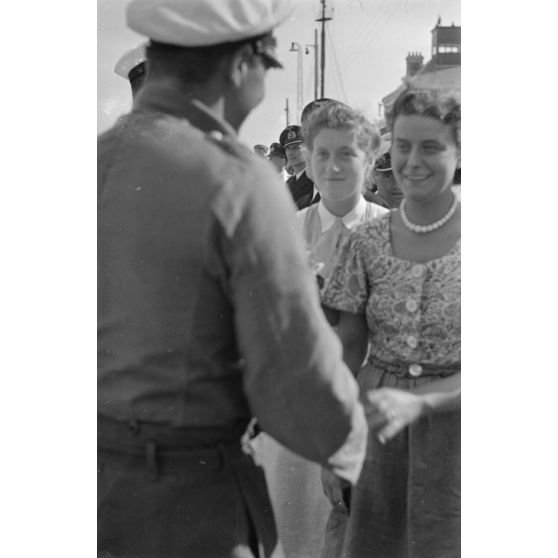 Des jeunes femmes viennent saluer le Kapitänleutnant Jost Metzler de retour à Saint-Nazaire suite à sa 3e croisière à bord du sous-marin U-69.