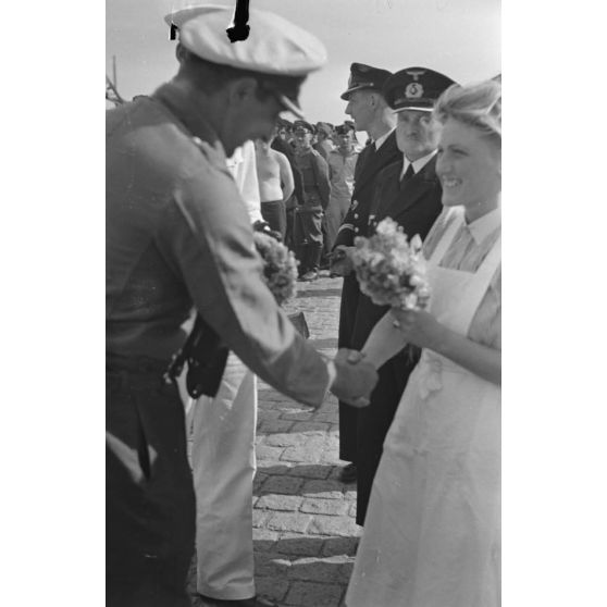 Des jeunes femmes viennent saluer le Kapitänleutnant Jost Metzler de retour à Saint-Nazaire suite à sa 3e croisière à bord du sous-marin U-69.