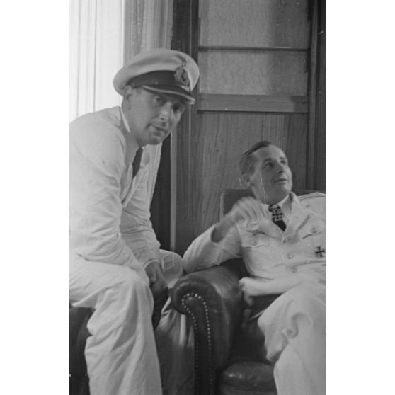 Le Kapitänleutnant Jost Metzler, commandant du sous-marin U-69, et le capitaine (Kapitänleutnant) Engelbert Endrass, commandant du U-46, lors de la visite d'une exposition à La Baule.